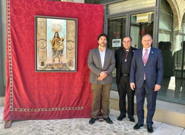 Presentación de la pintura que anunciará la Coronación de la Virgen del Alcázar.