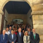 Paco Reyes, Ricardo Mairal y Antonia Olivares, en el centro, junto a asistentes a este encuentro celebrado en la sede de la UNED en Úbeda.
