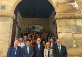 Paco Reyes, Ricardo Mairal y Antonia Olivares, en el centro, junto a asistentes a este encuentro celebrado en la sede de la UNED en Úbeda.