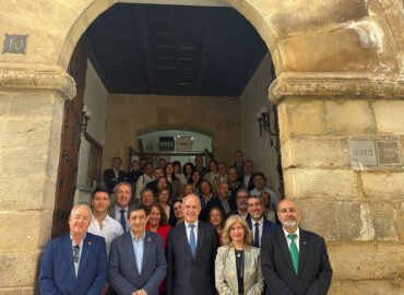Paco Reyes, Ricardo Mairal y Antonia Olivares, en el centro, junto a asistentes a este encuentro celebrado en la sede de la UNED en Úbeda.