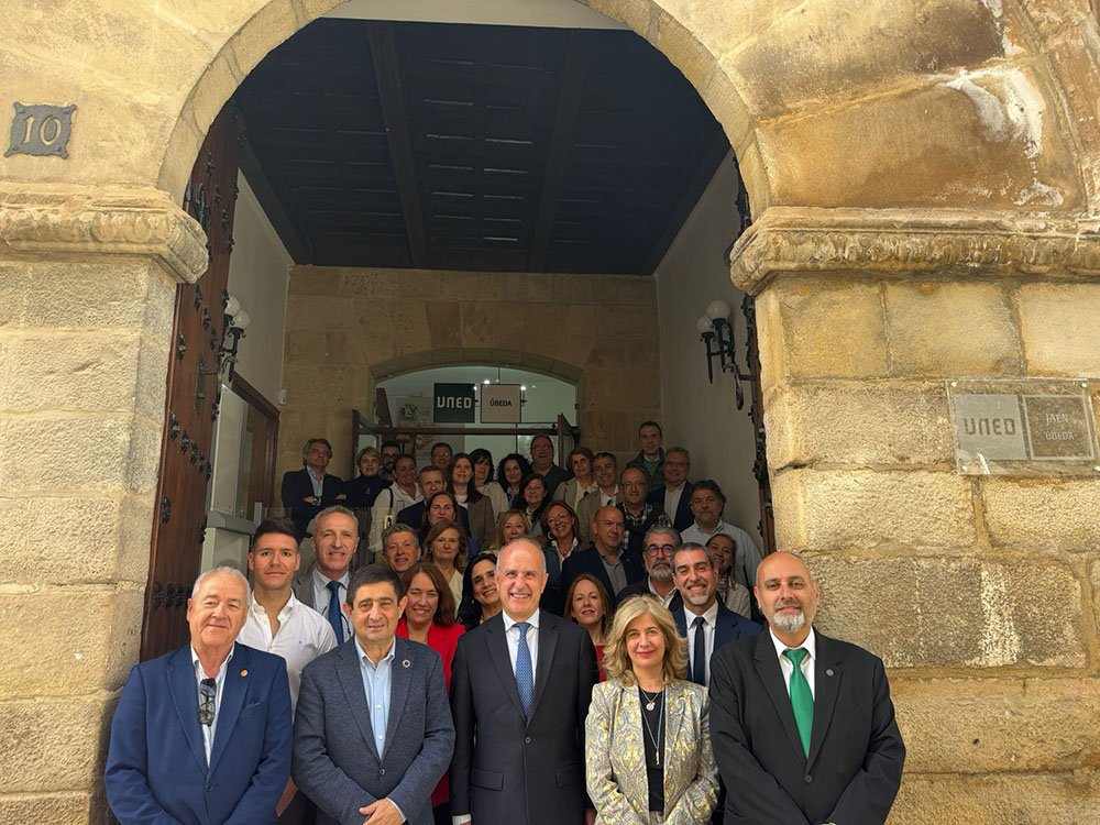 Paco Reyes, Ricardo Mairal y Antonia Olivares, en el centro, junto a asistentes a este encuentro celebrado en la sede de la UNED en Úbeda.