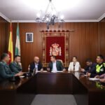 Junta Local de Seguridad, presidida por Juan Matías Reyes, alcalde de Ibros, y Manuel Fernández, subdelegado del Gobierno.