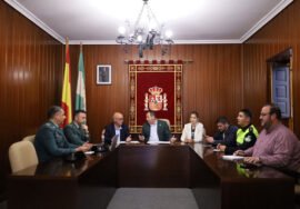 Junta Local de Seguridad, presidida por Juan Matías Reyes, alcalde de Ibros, y Manuel Fernández, subdelegado del Gobierno.