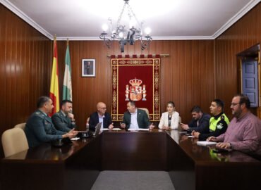 Junta Local de Seguridad, presidida por Juan Matías Reyes, alcalde de Ibros, y Manuel Fernández, subdelegado del Gobierno.