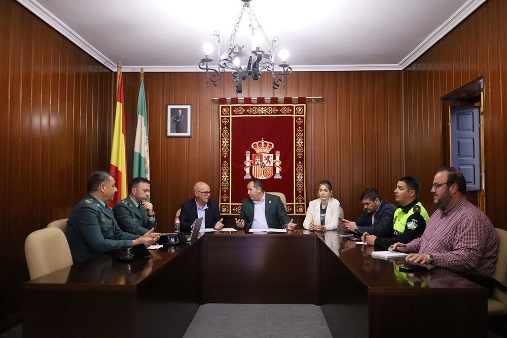 Junta Local de Seguridad, presidida por Juan Matías Reyes, alcalde de Ibros, y Manuel Fernández, subdelegado del Gobierno.