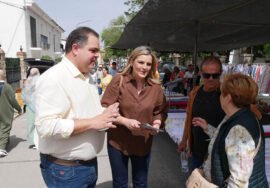 Visita del PSOE al mercadillo de Baeza.