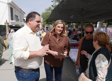 Visita del PSOE al mercadillo de Baeza.