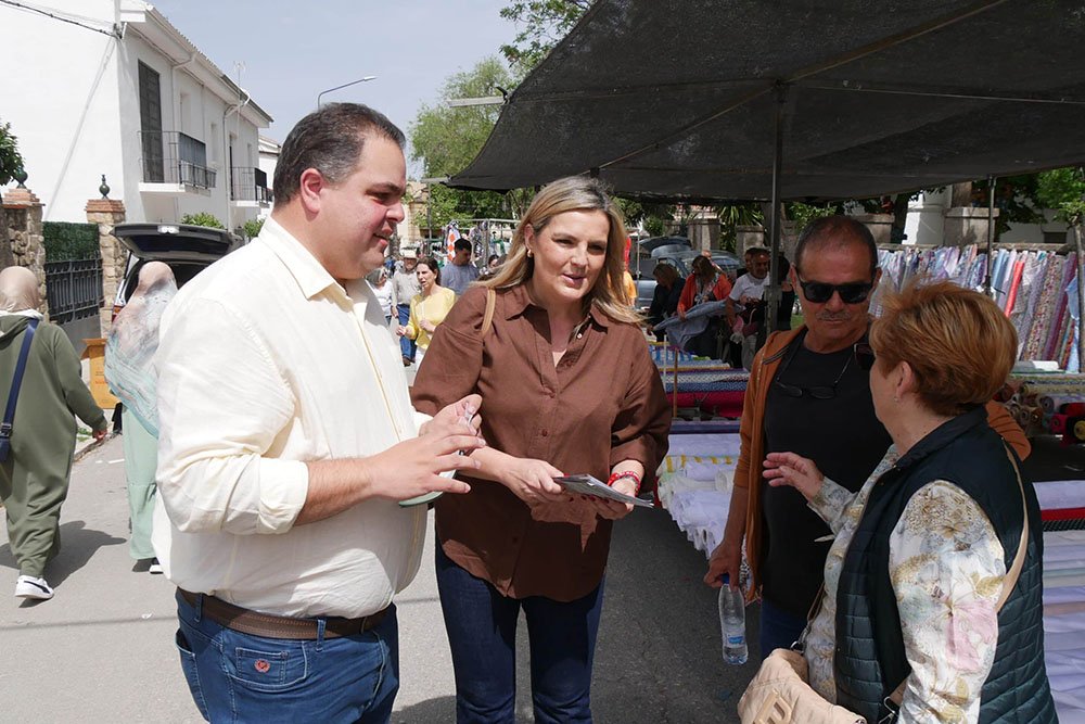 Visita del PSOE al mercadillo de Baeza.