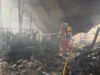 Bombero trabajando en el interior de una de las naves.