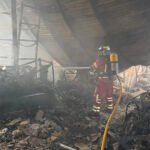 Bombero trabajando en el interior de una de las naves.