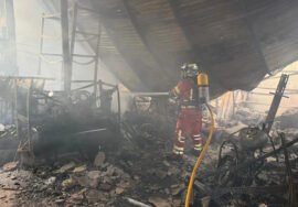 Bombero trabajando en el interior de una de las naves.