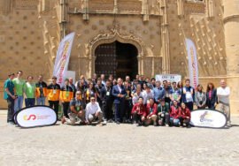 Foto de familia tras la celebración del Campeonato de Ajedrez de los CEUs26, junto al rector de la UNIA, José Ignacio García.