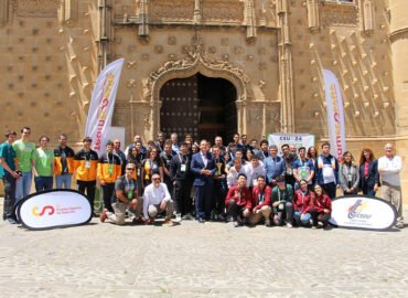 Foto de familia tras la celebración del Campeonato de Ajedrez de los CEUs26, junto al rector de la UNIA, José Ignacio García.