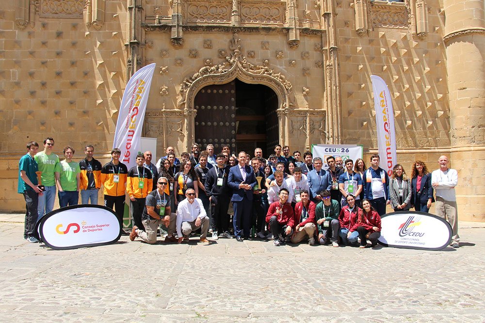 Foto de familia tras la celebración del Campeonato de Ajedrez de los CEUs26, junto al rector de la UNIA, José Ignacio García.