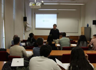 Una de las sesiones de la microcredencial sobre espectroscopias de sólidos inorgánicos.- UNIA