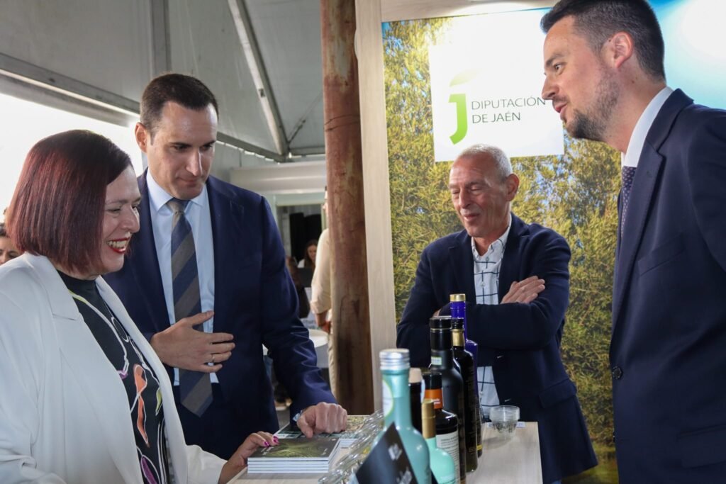 Francisco Javier Lozano ha mostrado durante el recorrido por esta feria los aceites de oliva virgen extra Jaén Selección 2026 que se exponen en Expoliva