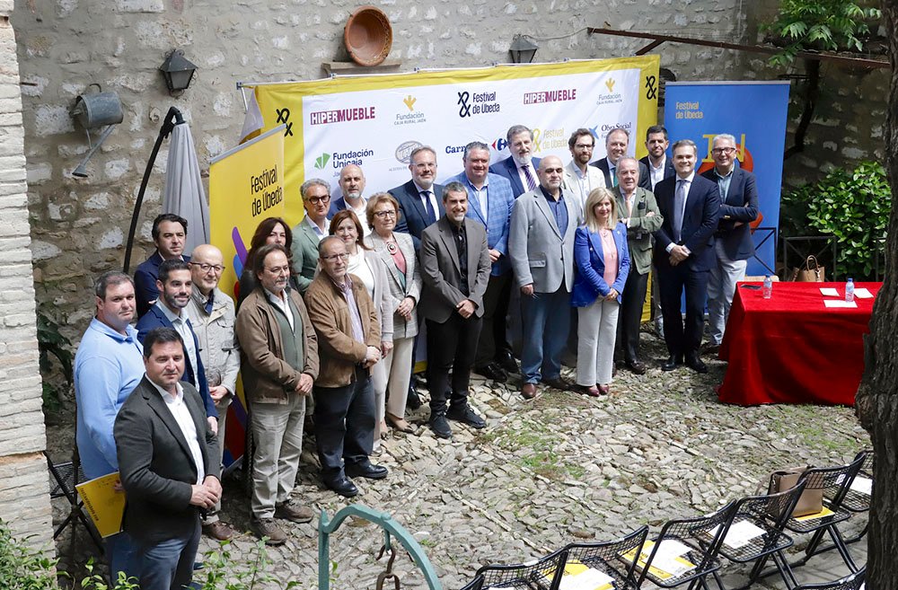 Foto de familia de organizadores, patrocinadores y colaboradores del Festival de Úbeda.