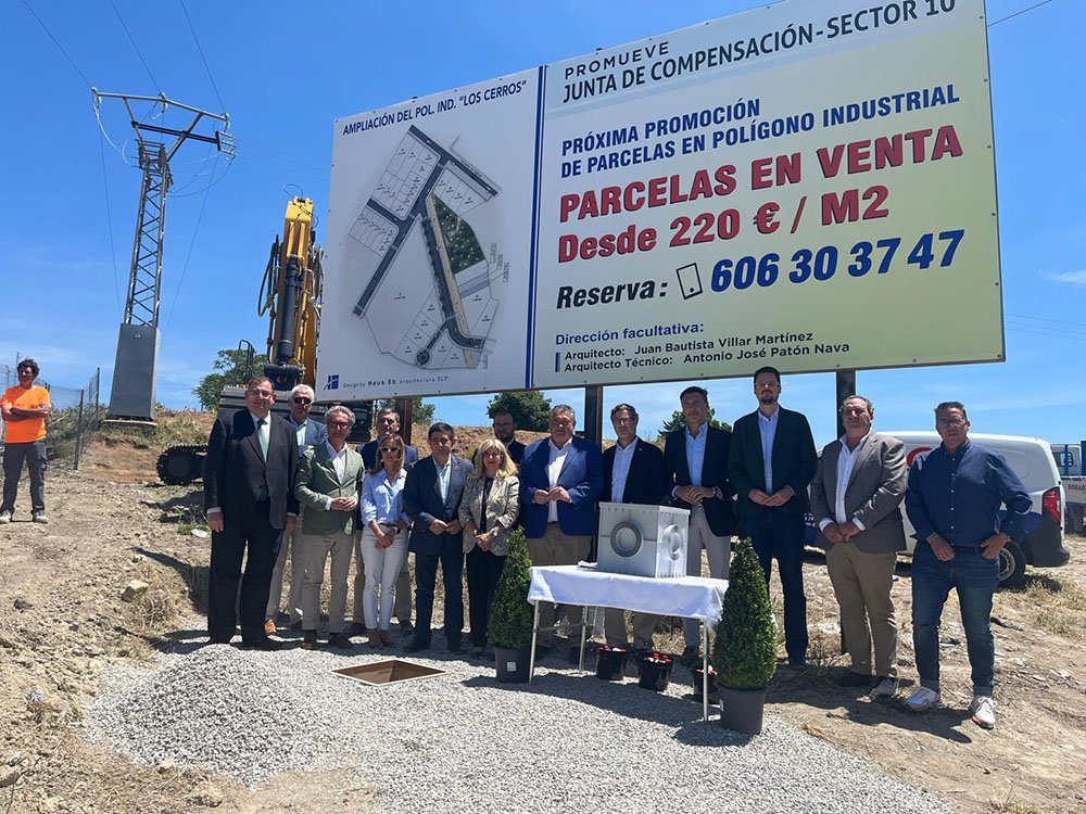 Autoridades y representantes empresariales que han estado presentes en este acto.