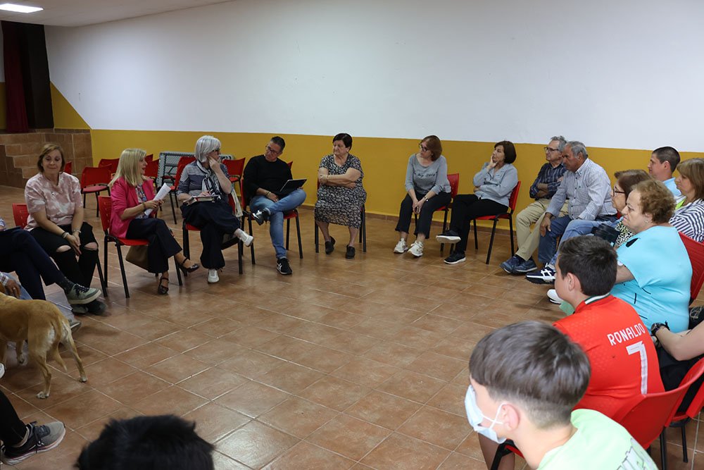 La alcaldesa de Úbeda, Antonia Olivares, ha mantenido un encuentro vecinal en la pedanía de Donadío.