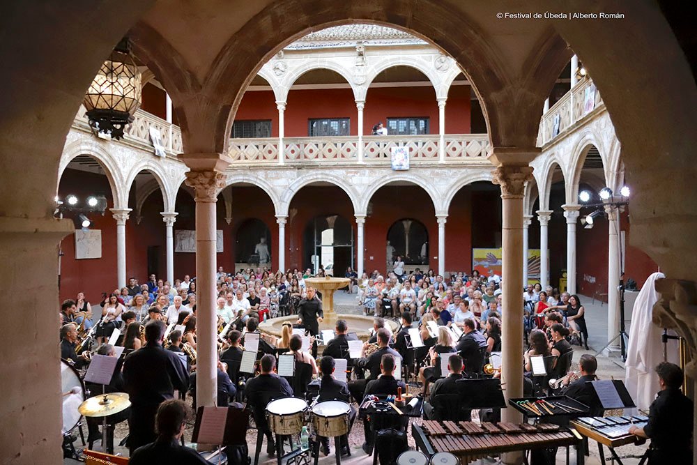 Actuación de la Agrupación Musical Ubetense dirigida por Alberto Navarrete Mañosa.