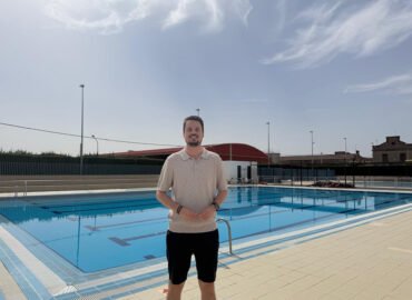 El concejal de Deportes, Francisco Javier Lozano, inaugura la temporada verano.