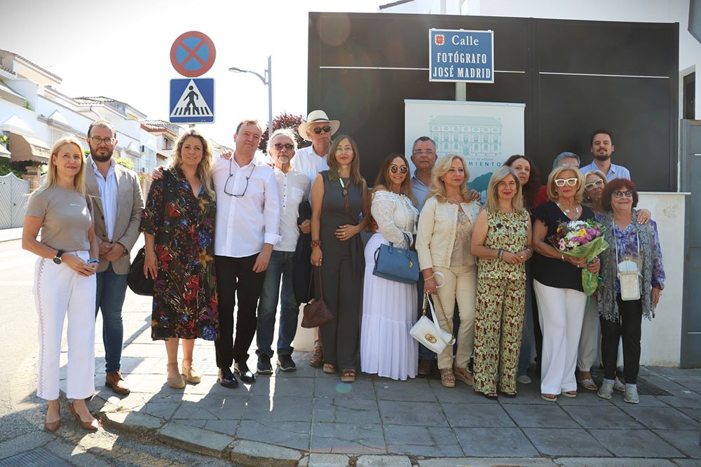Representantes municipales, familia y amigos participan en la ceremonia al fotografó Jose Madrid.