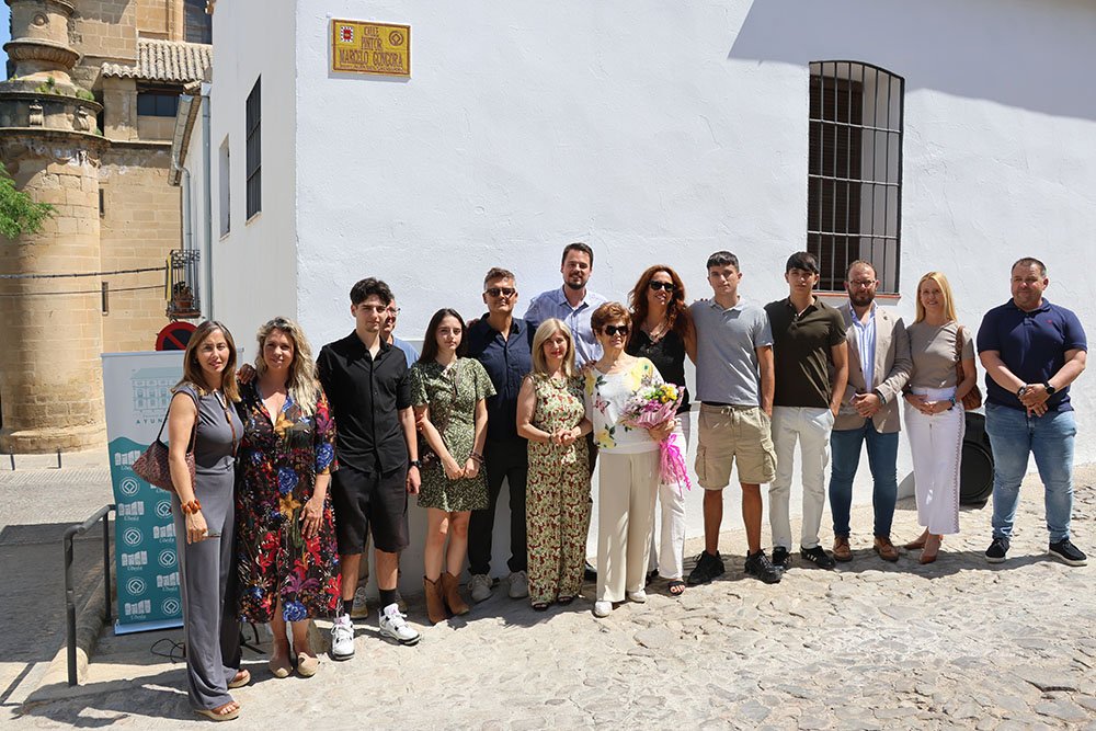 Representantes municipales, familia y amigos participan en la ceremonia al pintor Marcelo Gongora