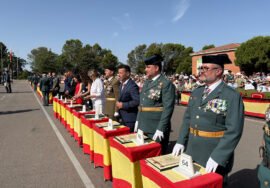 El vicepresidente segundo de la Diputación, Javier Perales (3d), en la entrega de despacho. a la 130º promoción de acceso a la escala de cabos y guardias.