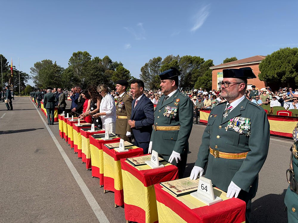 El vicepresidente segundo de la Diputación, Javier Perales (3d), en la entrega de despacho. a la 130º promoción de acceso a la escala de cabos y guardias.