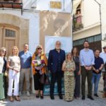 Representantes municipales, familia y amigos participan en la ceremonia dedicada Antonio Espadas.