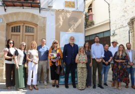 Representantes municipales, familia y amigos participan en la ceremonia dedicada Antonio Espadas.