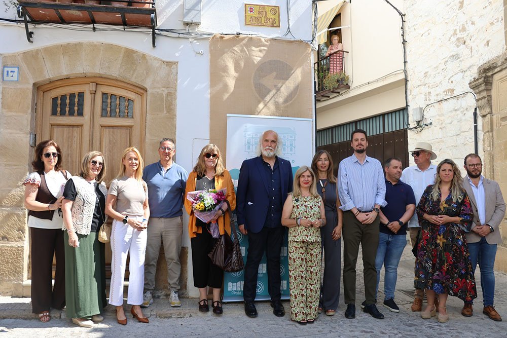 Representantes municipales, familia y amigos participan en la ceremonia dedicada Antonio Espadas.