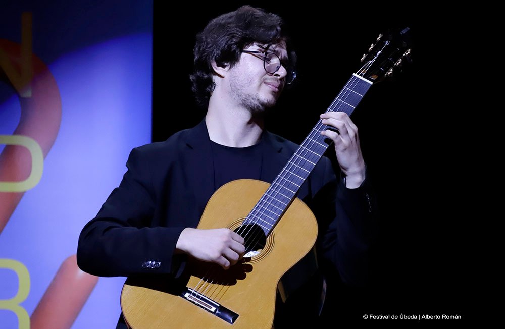 Actuación del guitarrista Vladyslav Indyk.