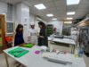 La delegada de la Junta en funciones, Ana Mata (1d), en la Escuela de Formación de hostelería Hacienda La Laguna.
