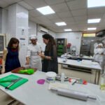 La delegada de la Junta en funciones, Ana Mata (1d), en la Escuela de Formación de hostelería Hacienda La Laguna.