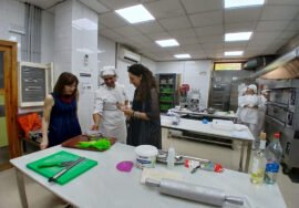 La delegada de la Junta en funciones, Ana Mata (1d), en la Escuela de Formación de hostelería Hacienda La Laguna.