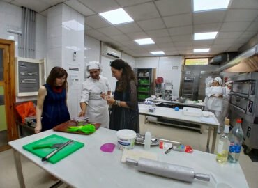 La delegada de la Junta en funciones, Ana Mata (1d), en la Escuela de Formación de hostelería Hacienda La Laguna.