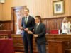 Juan Latorre recibe el bastón de mando de la Diputación de Jaén de manos de su antecesor Francisco Reyes.