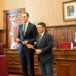 Juan Latorre recibe el bastón de mando de la Diputación de Jaén de manos de su antecesor Francisco Reyes.