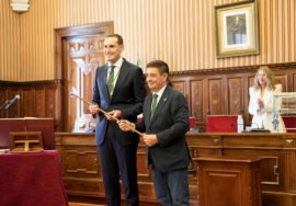 Juan Latorre recibe el bastón de mando de la Diputación de Jaén de manos de su antecesor Francisco Reyes.