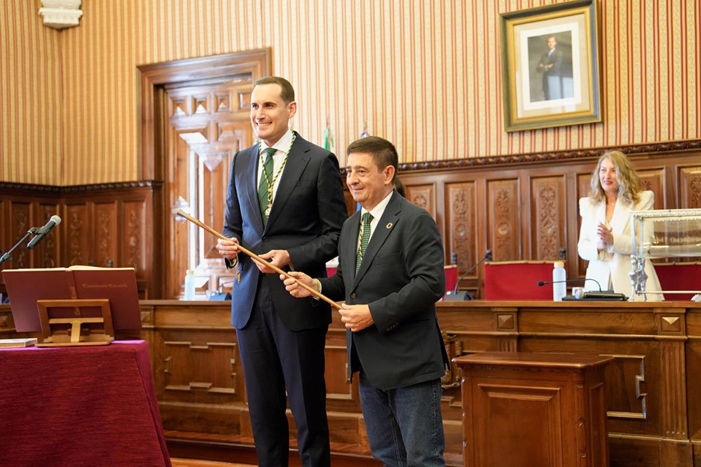 Juan Latorre recibe el bastón de mando de la Diputación de Jaén de manos de su antecesor Francisco Reyes.