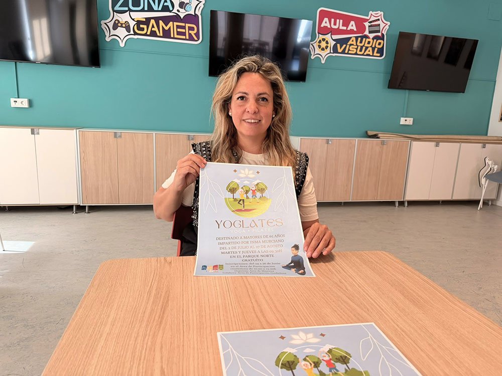 La concejala de Mayores, Natalia Pérez, presenta una nueva actividad dirigida a personas mayores.
