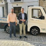 Presentación del nuevo coche eléctrico adquirido por el Ayuntamiento de Baeza.