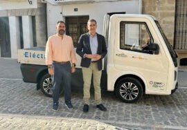 Presentación del nuevo coche eléctrico adquirido por el Ayuntamiento de Baeza.