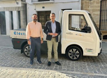 Presentación del nuevo coche eléctrico adquirido por el Ayuntamiento de Baeza.