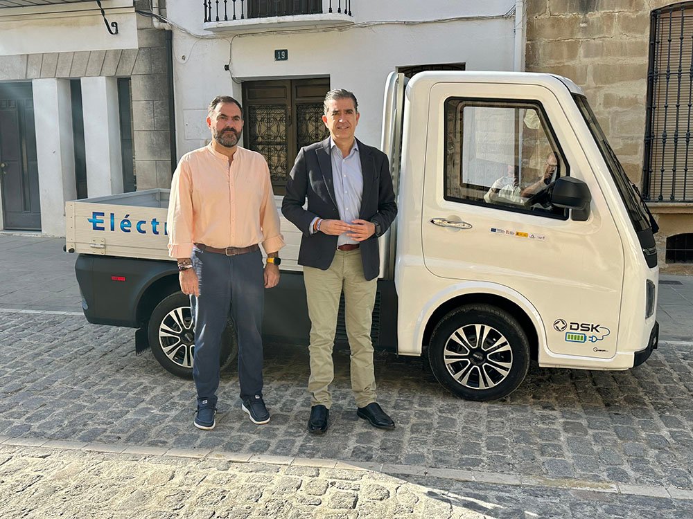 Presentación del nuevo coche eléctrico adquirido por el Ayuntamiento de Baeza.