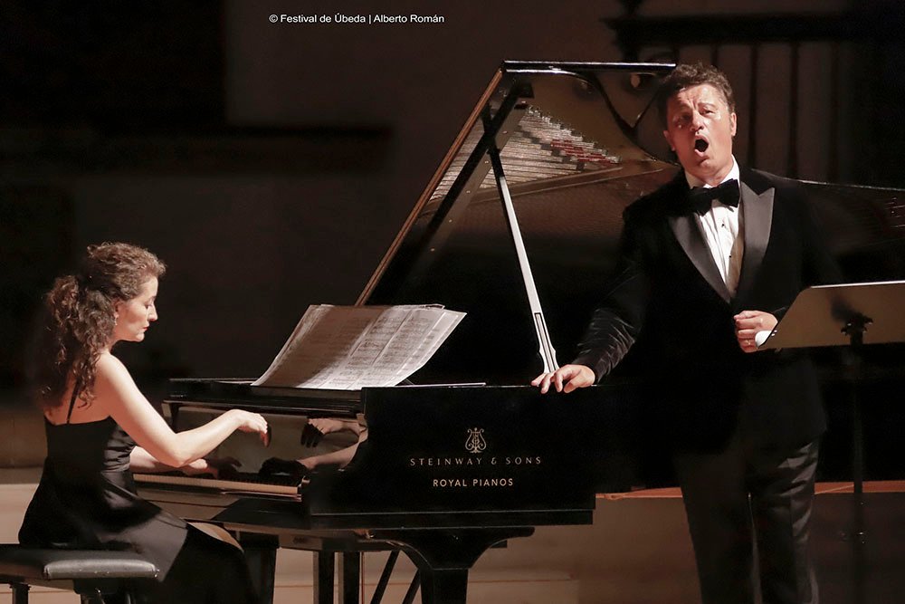 Actuación del tenor Piotr Beczala en el Hospital de Santiago.