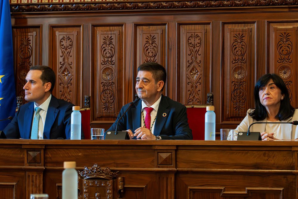 Juan Latorre, Paco Reyes y Francisca Medina, en esta sesión plenaria.