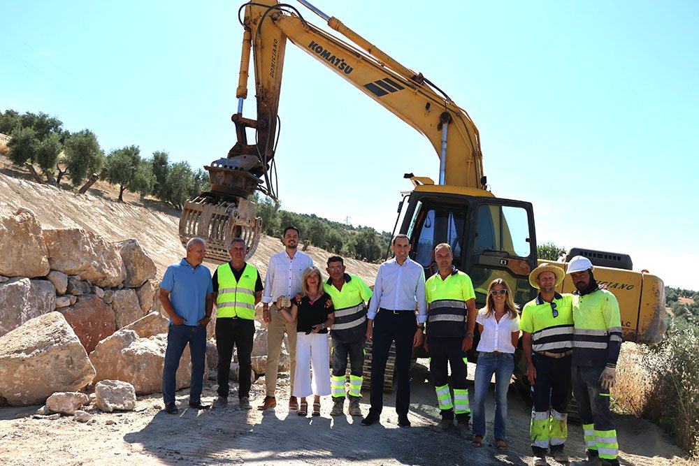 Autoridades y técnicos durante su visita a las obras en el camino Caralancha