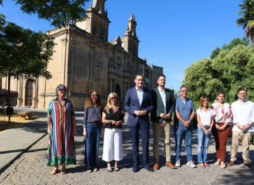 El presidente de la Diputación junto a la alcaldesa de Úbeda, el diputado de Promoción y Turismo y miembros del equipo de Gobierno ubetense
